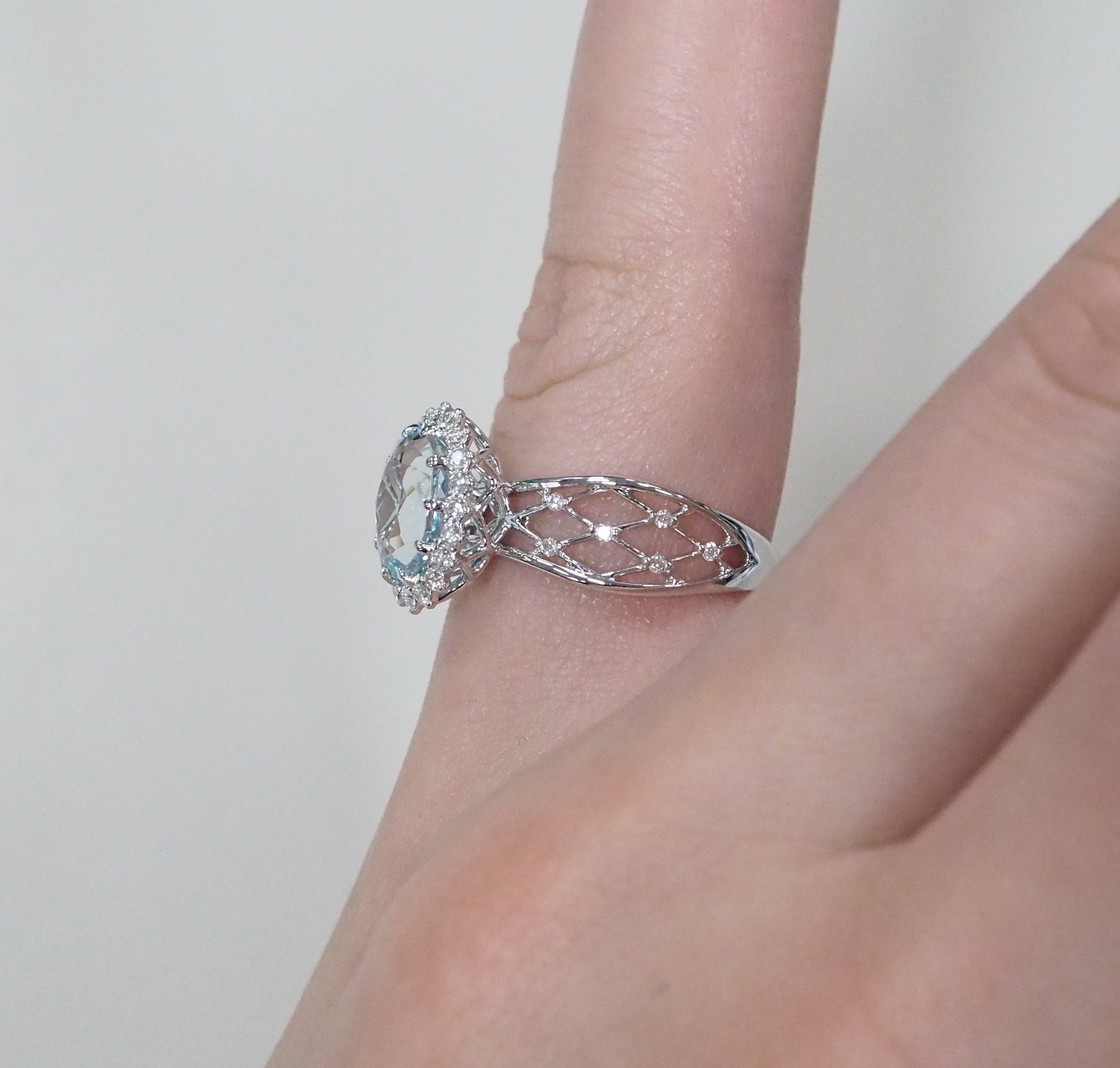 Кольцо из белого золота с аквамарином